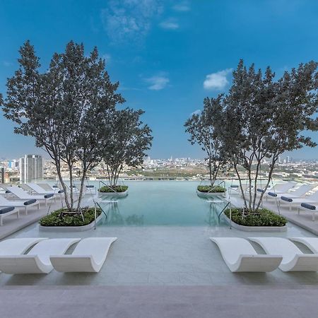 Eastin Grand Hotel Phayathai Banguecoque Exterior foto The rooftop pool at the hotel