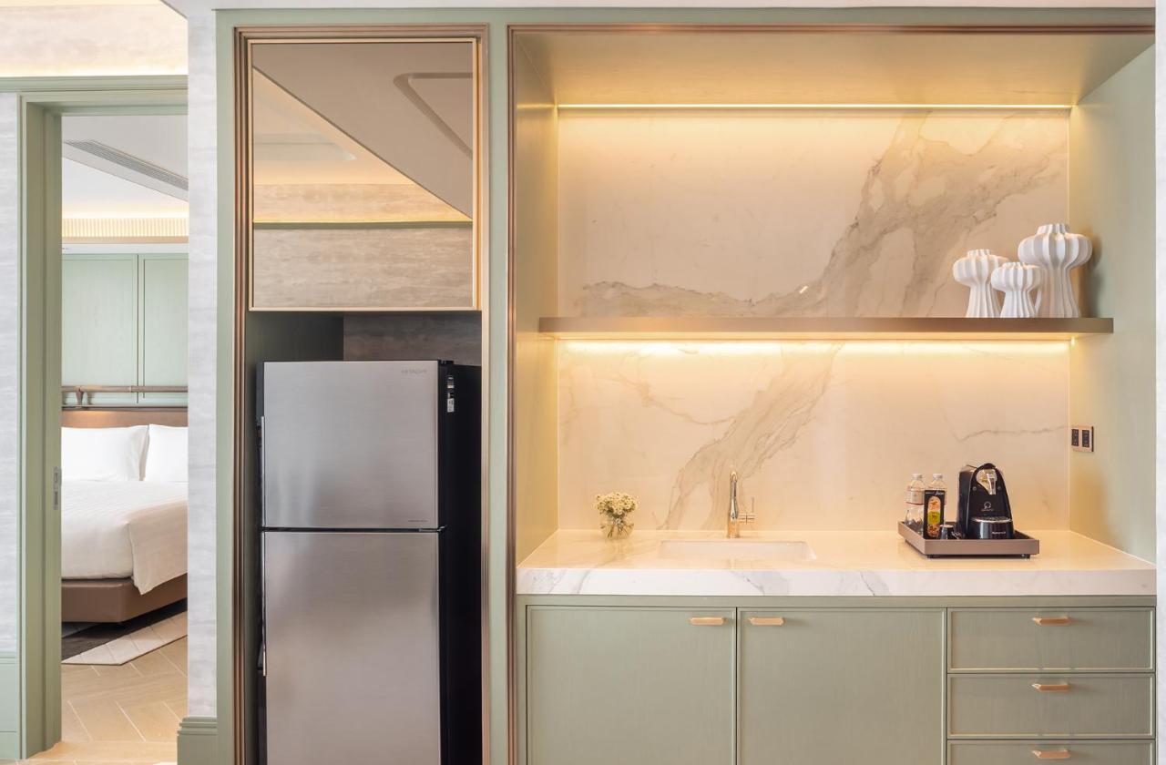 Eastin Grand Hotel Phayathai Banguecoque Exterior foto A wet bar in a hotel room