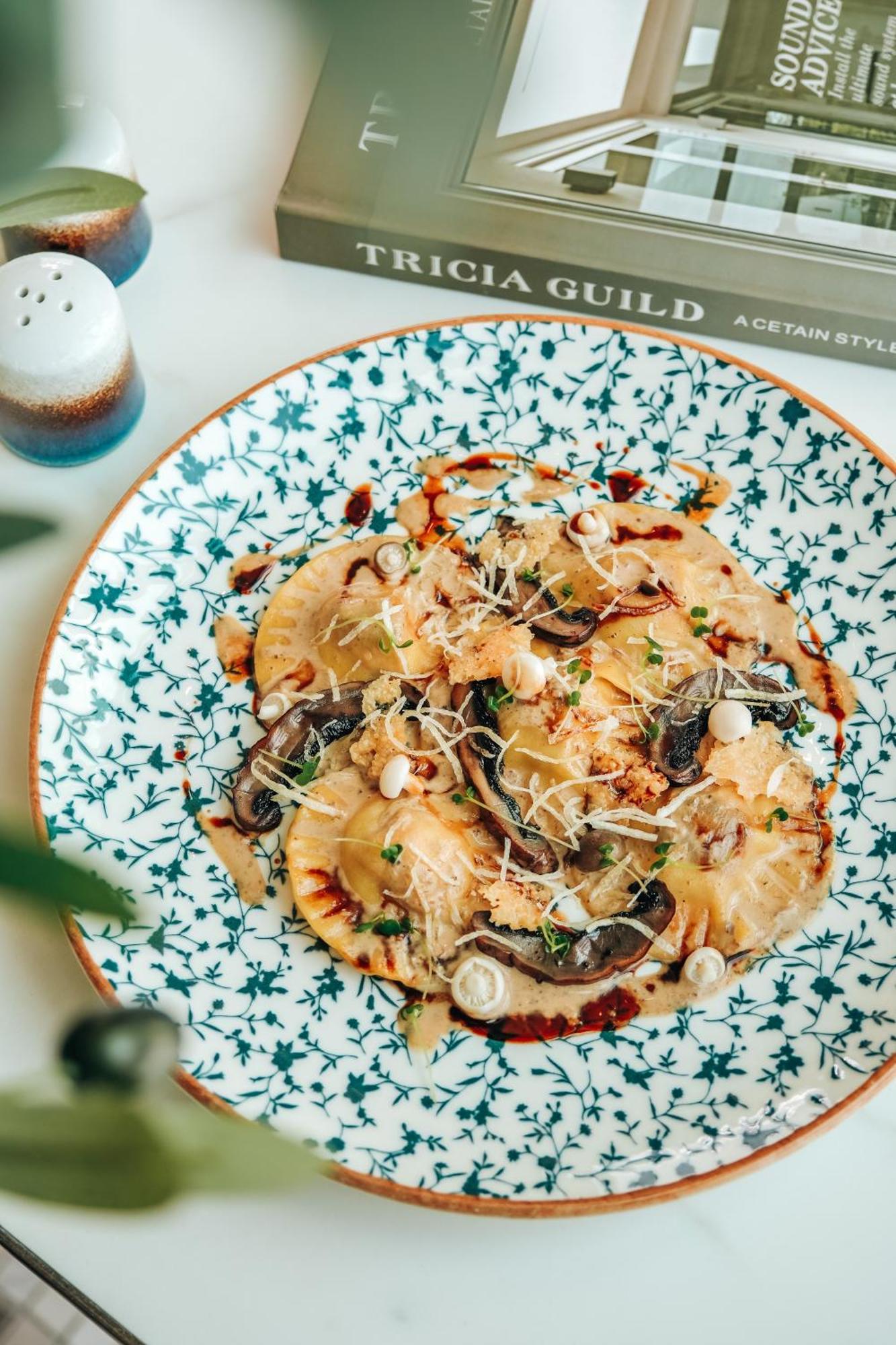 Eastin Grand Hotel Phayathai Banguecoque Exterior foto A plate of mushroom ravioli