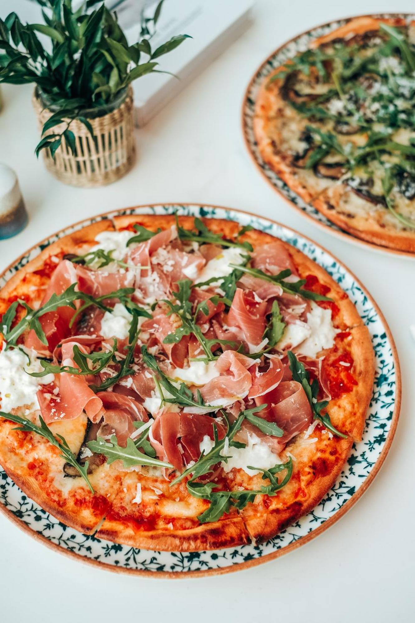 Eastin Grand Hotel Phayathai Banguecoque Exterior foto Pizza with prosciutto