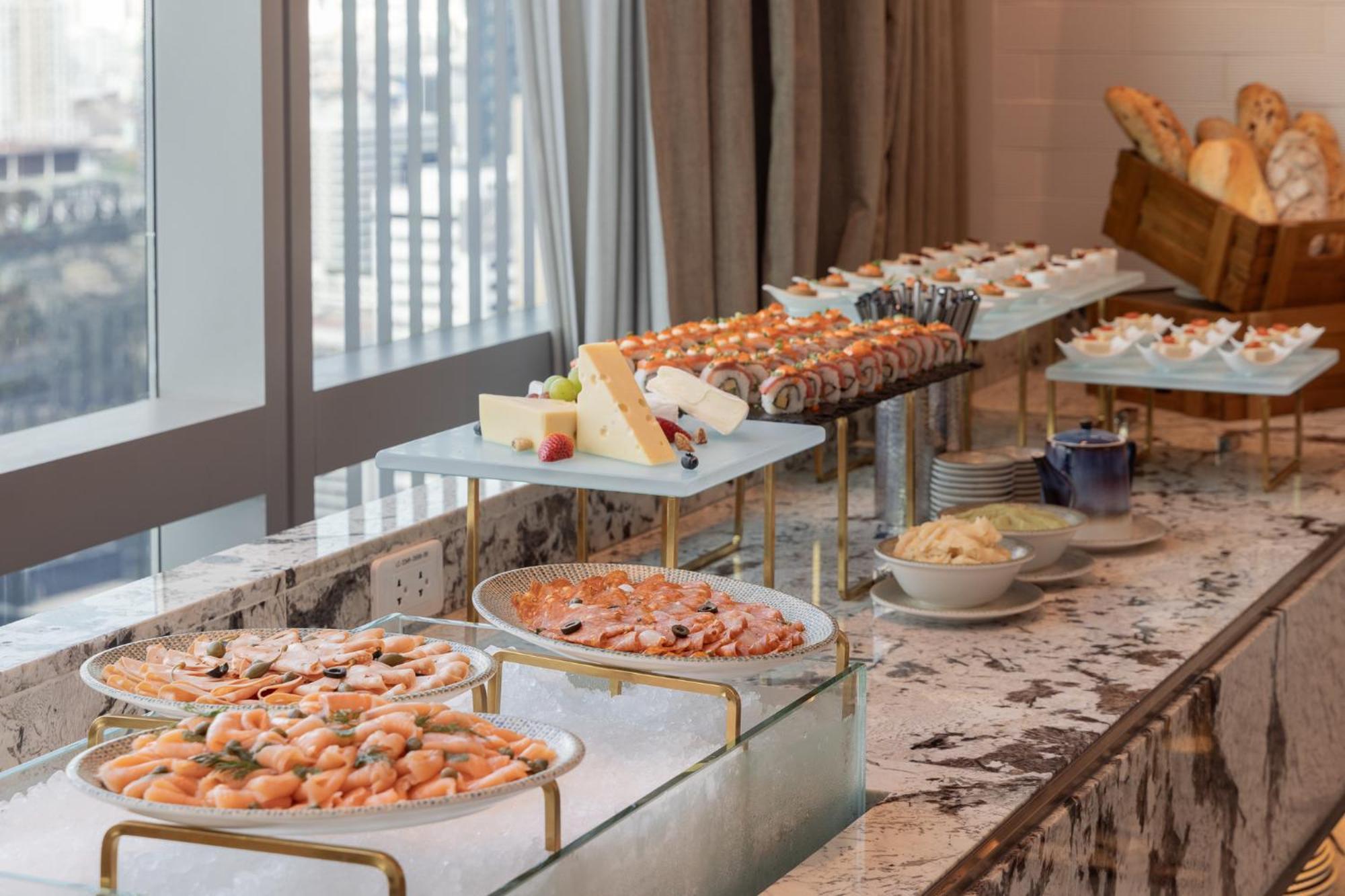 Eastin Grand Hotel Phayathai Banguecoque Exterior foto A buffet at a hotel