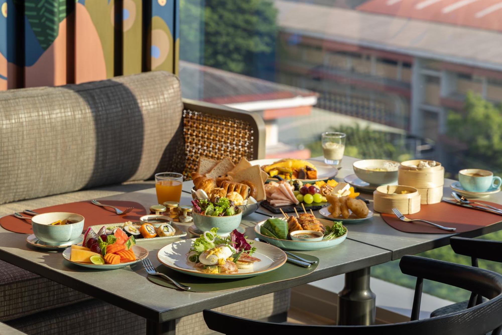 Eastin Grand Hotel Phayathai Banguecoque Exterior foto A selection of dishes at the restaurant