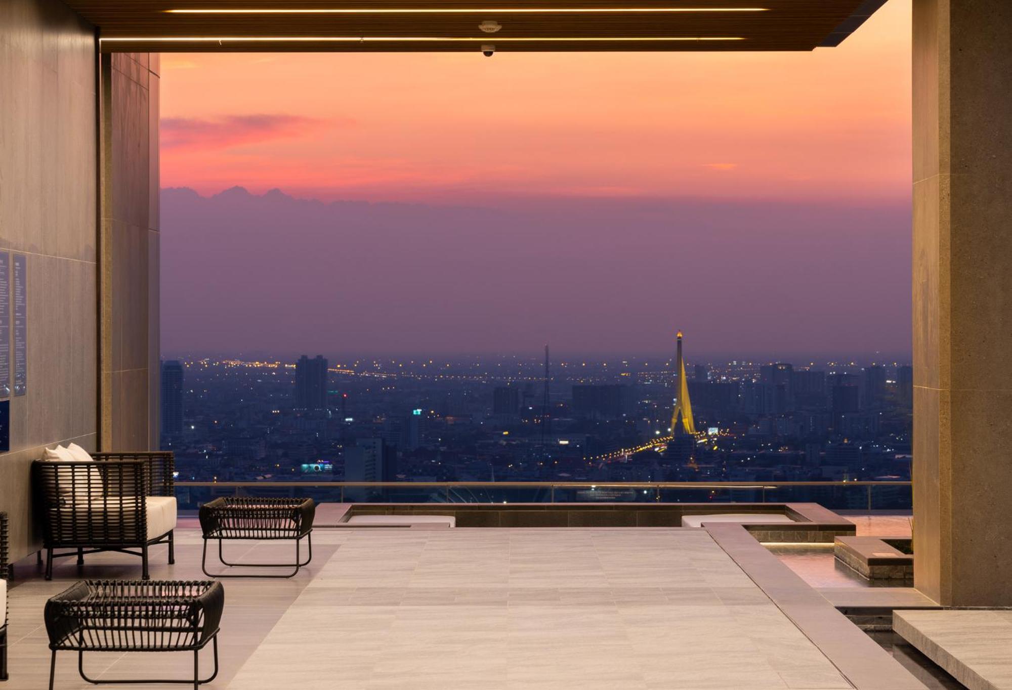 Eastin Grand Hotel Phayathai Banguecoque Exterior foto View from the rooftop