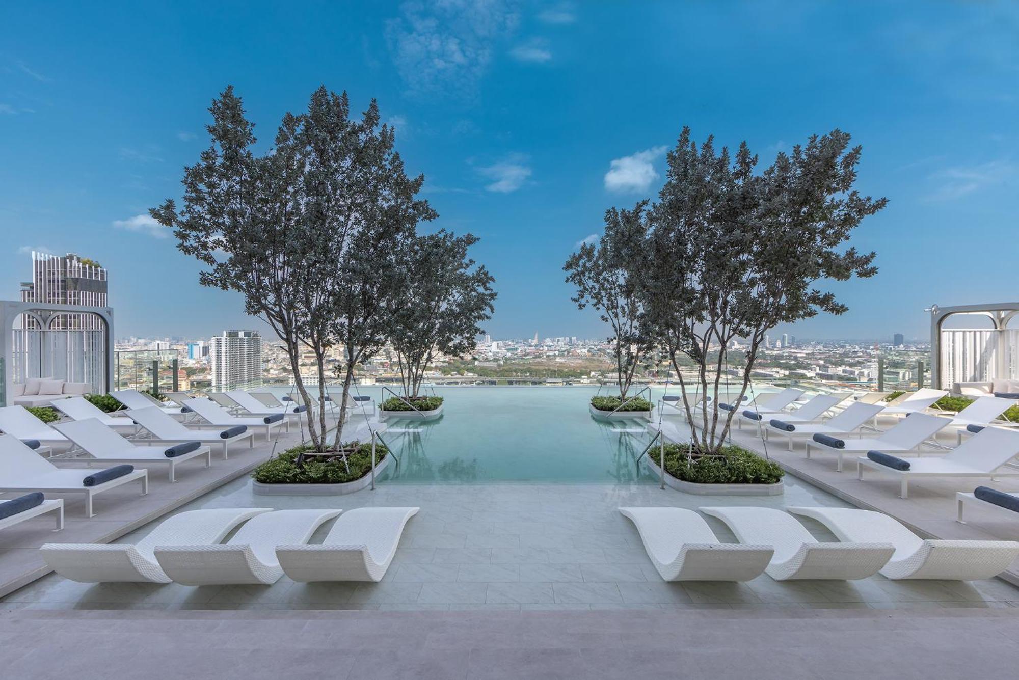 Eastin Grand Hotel Phayathai Banguecoque Exterior foto The rooftop pool at the hotel