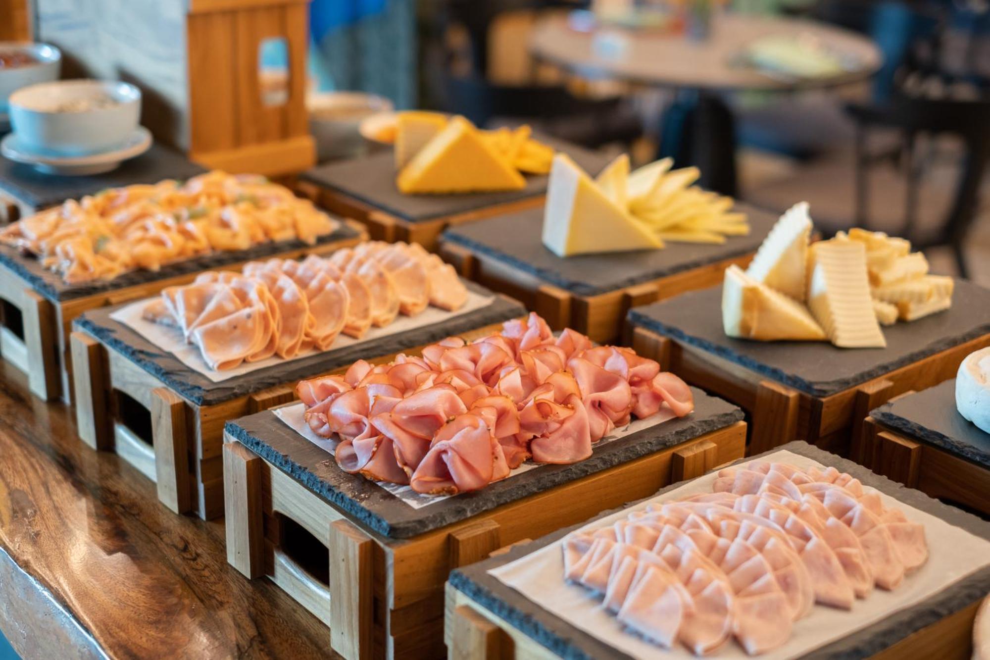 Eastin Grand Hotel Phayathai Banguecoque Exterior foto A selection of cold cuts and cheese