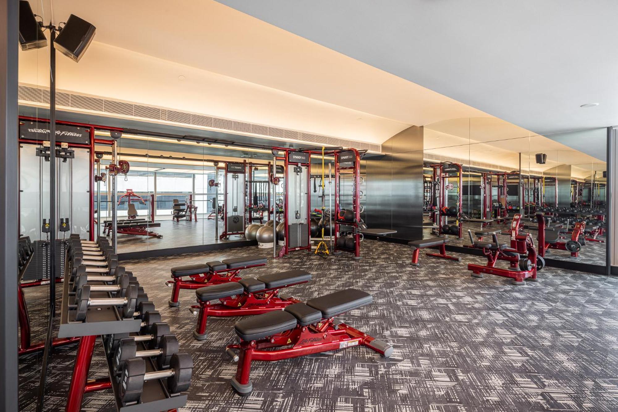 Eastin Grand Hotel Phayathai Banguecoque Exterior foto The gym at the 100000-square-foot (9,300 m2) complex