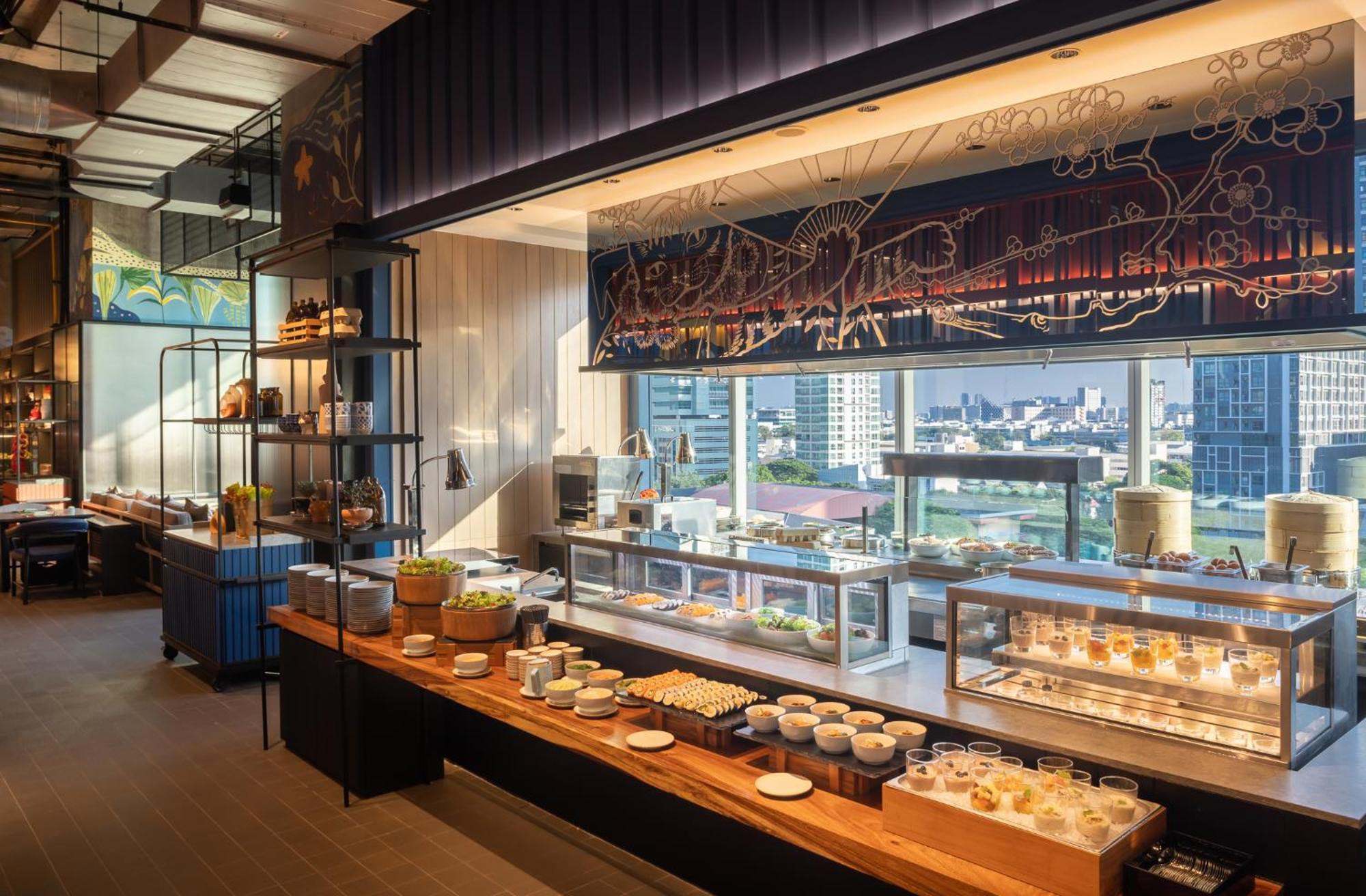 Eastin Grand Hotel Phayathai Banguecoque Exterior foto The buffet at the 360° Restaurant