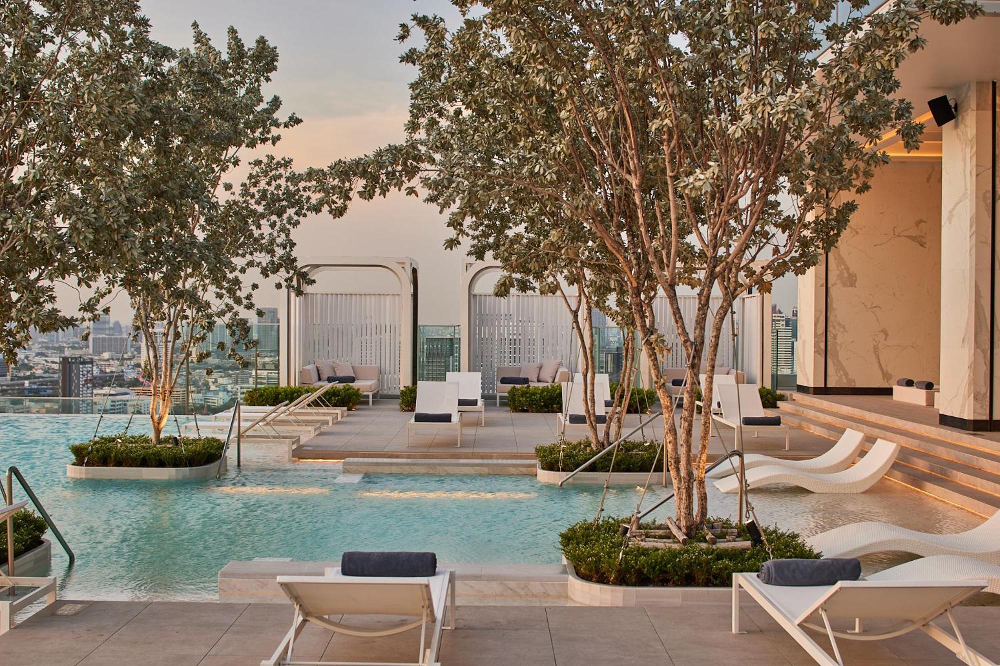 Eastin Grand Hotel Phayathai Banguecoque Exterior foto The pool at the 1018