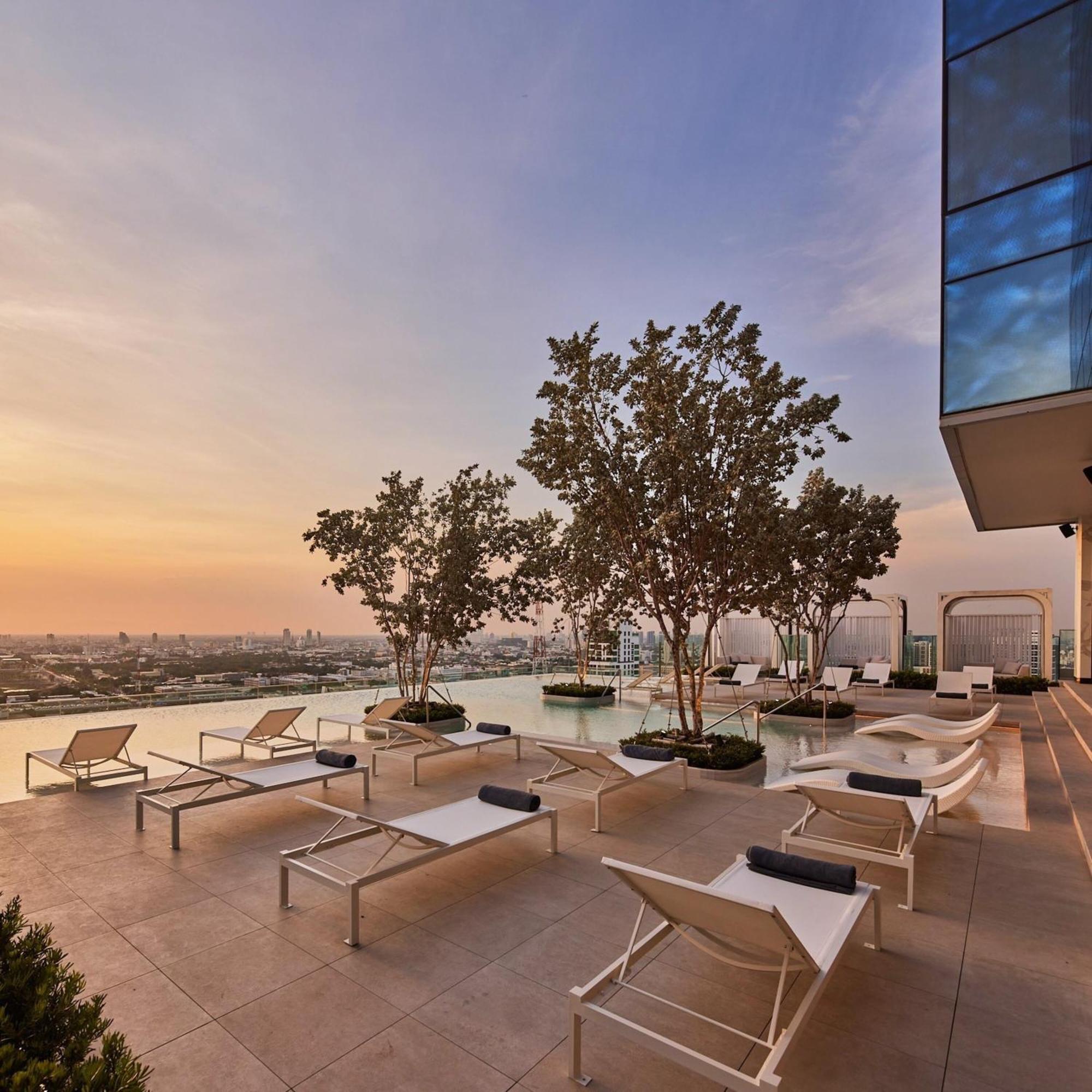 Eastin Grand Hotel Phayathai Banguecoque Exterior foto The rooftop pool at the hotel